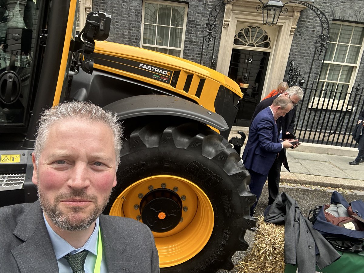 If I told the PM once I told him a hundred times: yes, celebrate #itfc getting promoted above Saints with a tractor in Downing Street - the recognition is deserved and welcome - but it should be a BLUE tractor obvs 🤷‍♂️