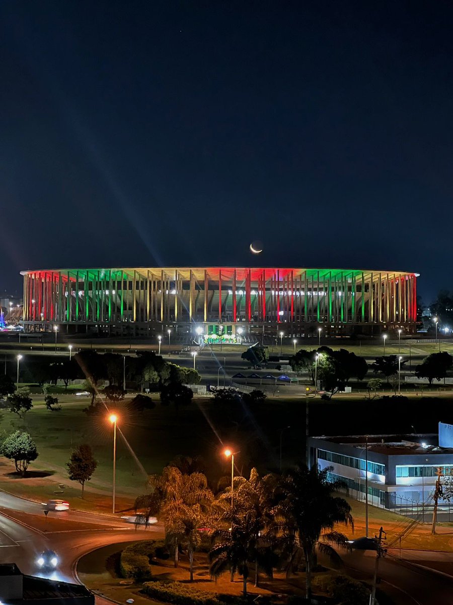 Arena BRB Mané Garrincha, em Brasília, iluminada com as cores da bandeira do Rio Grande do Sul. Homenagem especial ao nosso estado, que tem recebido apoio por todo Brasil. #ForçaRS 🟩🟥🟨