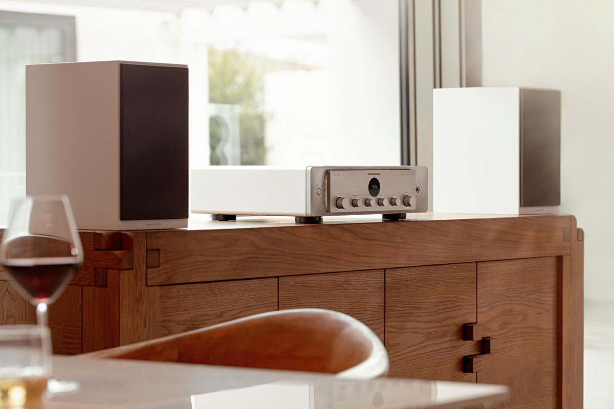 Your stereo doesn’t need to look like lab equipment. MODEL 40n follows a long line of historic Marantz pieces notable for their exquisite design. Available in Silver-Gold and Black finishes to fit your aesthetic. Explore: bit.ly/4asGhAs