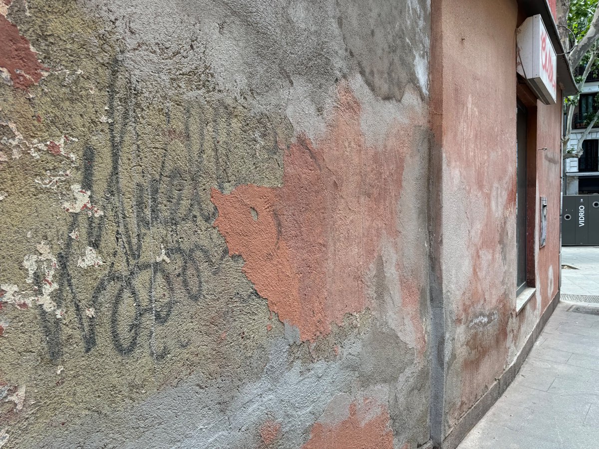 Estos días en una obra en Cava Alta esquina Toledo ha aparecido debajo de la pintura una firma del famoso grafitero Muelle, de hace casi 40 años. Pasado mañana está previsto derribar esa pared y estamos viendo opciones para conservarlo o reproducirlo después, como otros Muelles.