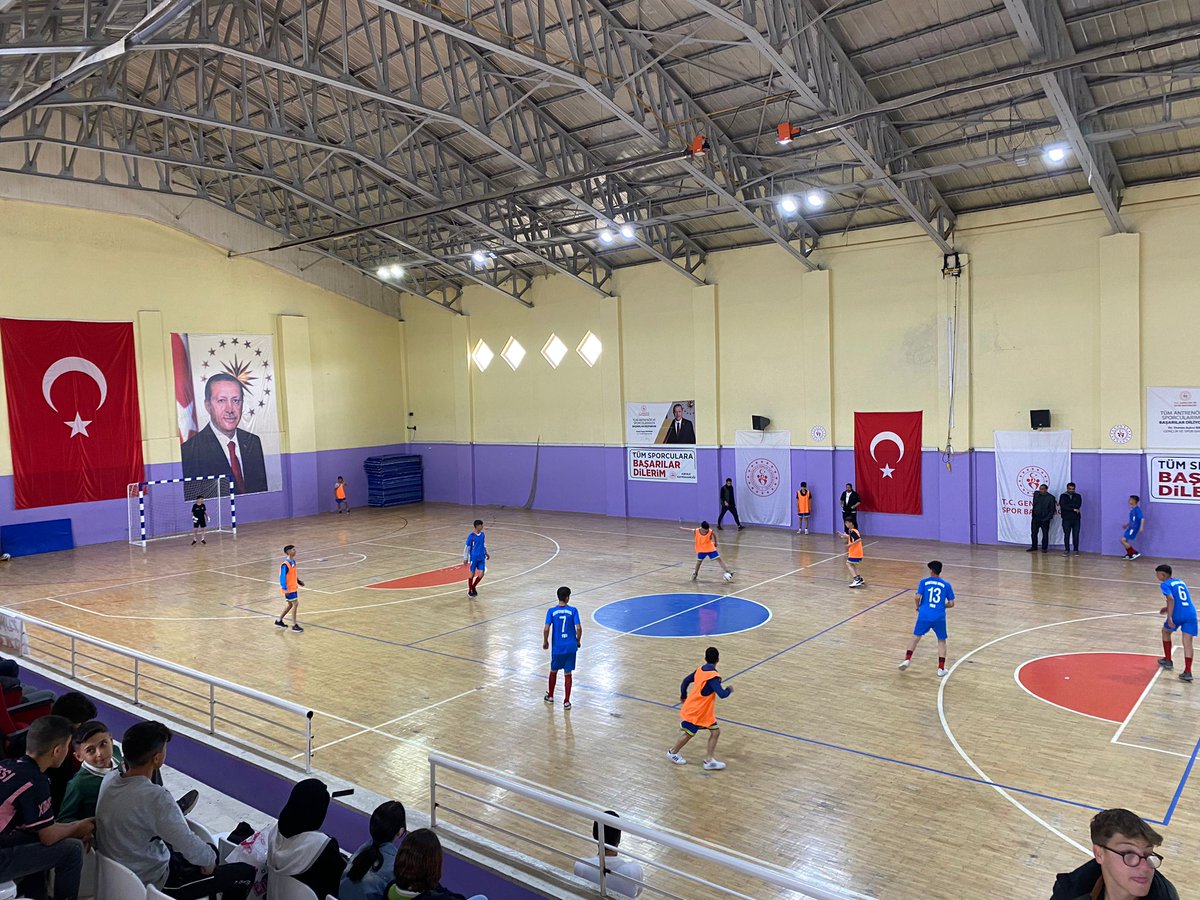 AskaleKaymkmlg's tweet photo. Aşkale Gençlik ve Spor İlçe Müdürlüğü koordinesinde 19 Mayıs Gençlik ve Spor Bayramı etkinlikleri kapsamında İlçemiz Kaymakamı Sn Emre OĞUZTÜRK'un başlama vuruşu ile İlçemizde futsal ve futbol turnuvaları başlamıştır. https://t.co/7McfS4Q6zd