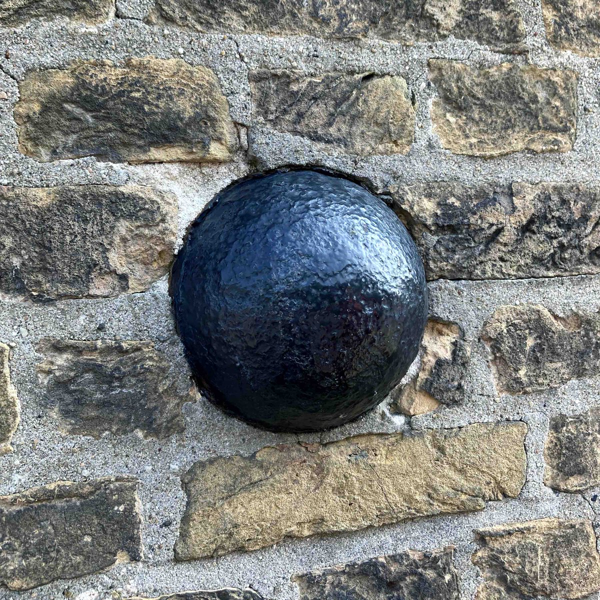 Wall Ball Round
.
Willemstad’s glorious past left its marks. Cannonballs in the walls, cannons on the quay. City walls, star-shaped dikes, forts, bunkers, gunpowder houses.
.
05.14.24
#rounddujour #cannonball #wallball #willemstad #theNetherlands #Dutch
RoundMuseum.com