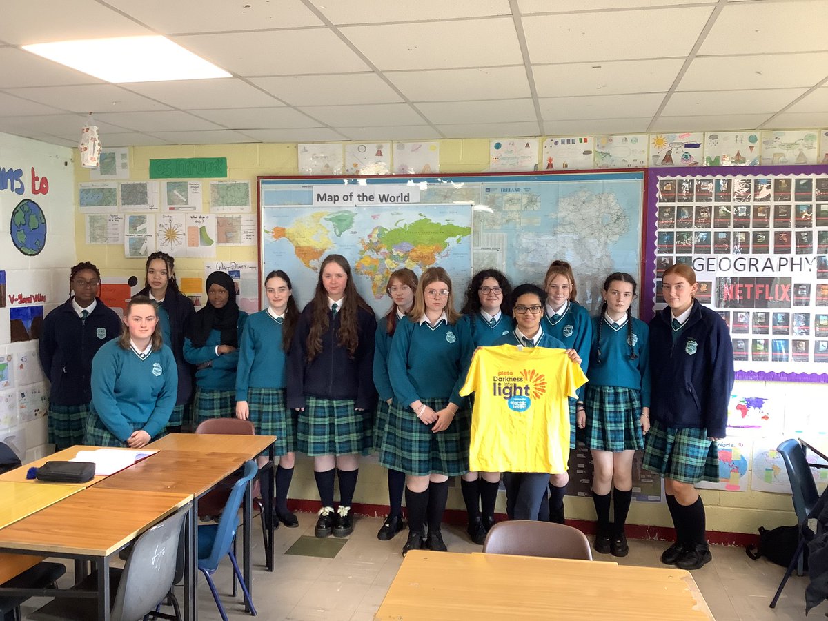 A huge well done to @stpaulsg TY Mini Company classes who organised the Darkness into Light walk for students last Friday morning. Over 100 students took part and they raised €1163 for @PietaHouse. @lecheiletrust1 🌅