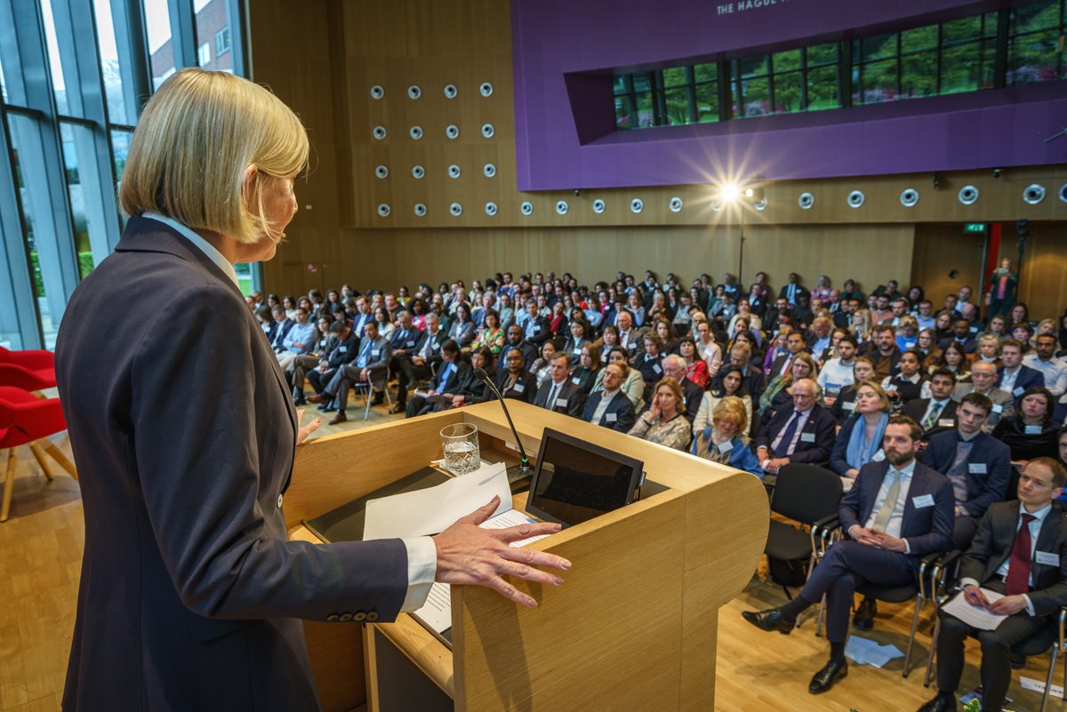 🗣️ Out now: watch prof. Fleur Johns (@FleurEJ) deliver the ninth TMC Asser #AnnualLecture, 'Connection in a divided world: Rethinking ‘community’ in #internationallaw' at the Peace Palace. 👉🏻 asser.nl/about-the-asse… @UNSW @GemeenteDenHaag @PeacePalace @chpaulussen