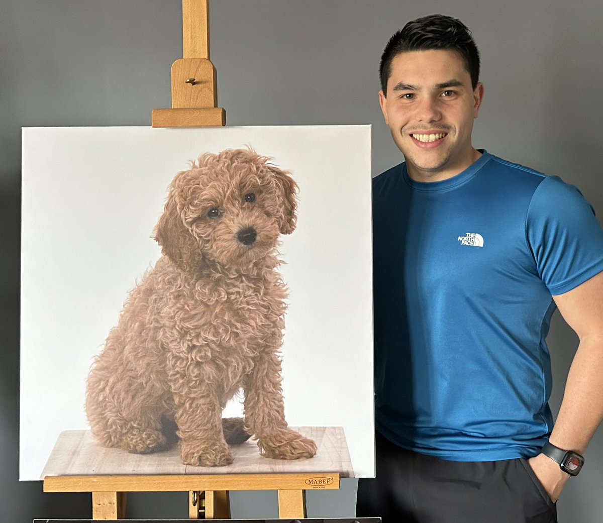 Verliefd word je toch op dit geweldige model🐶❤️ Delano wilde zijn vriendin verrassen met een knallend groot portret van hun puppy…. en dat is gelukt😍