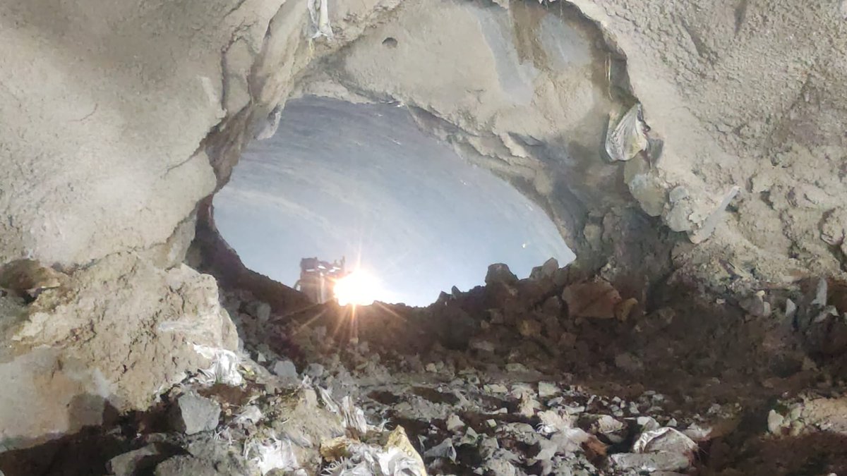 Lt Gen Raghu Srinivasan VSM, #DGBR on his Visit to @BROindia Project Sampark witnessed the breakthrough blast of Sungal Tunnel on National Highway 144A connecting Akhnoor to Poonch in Jammu & Kashmir. Breakthrough blast culminates the excavation of this 2.79 Km long tunnel that