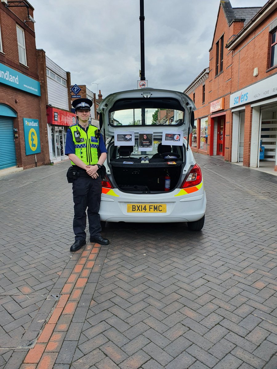 PCSO Lacey is in Wednesbury Town today raising awareness about knife crime #LifeOrKnife #OpSceptre #KnifeCrime 👮‍♂️