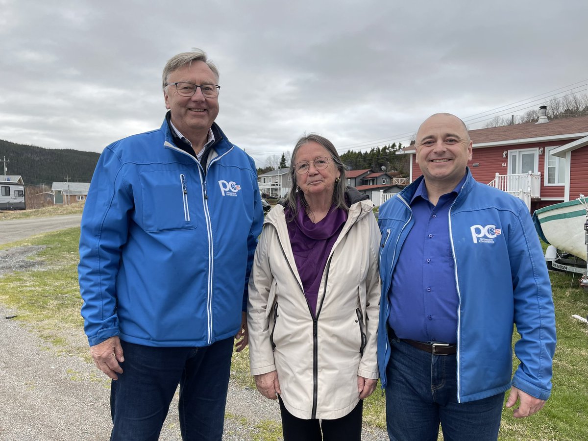 While in #FleurdeLys with MHA Chris Tibbs, I had the pleasure of running into my cousin Marion, who happens to be the Deputy Mayor.

Thank you, Marion, for your support! 🦀🌊