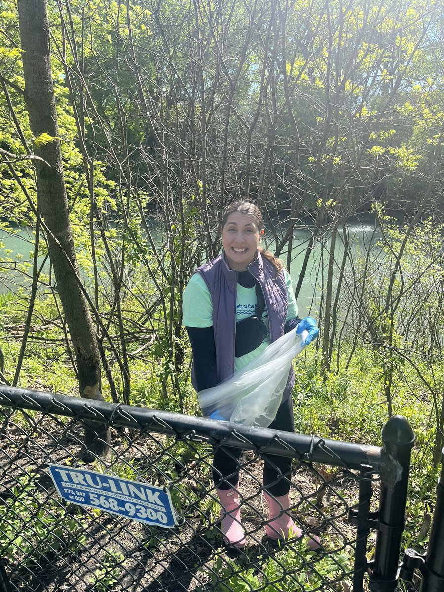 This weekend, I took part in helping keep the Chicago River clean along with many volunteers coordinated by @chicagoriver. Thank you to everyone who joined #TeamEira at the Skokie Sculpture Park.  💪🏽💜💧
#chicagoriver #cleanwater #cleanup