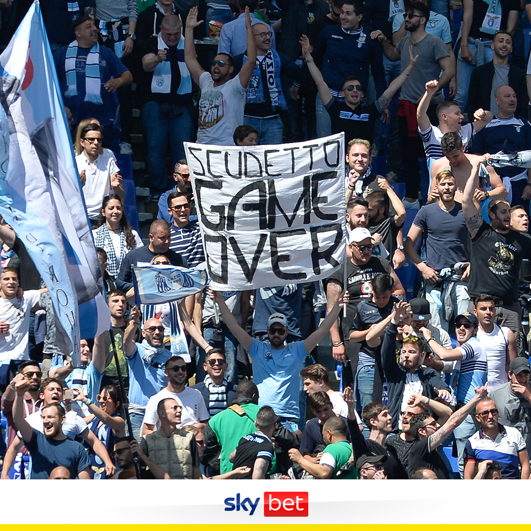 Back in 2010, Lazio fans actively cheered on Inter Milan to beat their team at the Stadio Olimpico - all because it meant rivals Roma wouldn't win the title 👀 They even brought banners 😅 Tonight, #Spurs face a very similar dilemma...