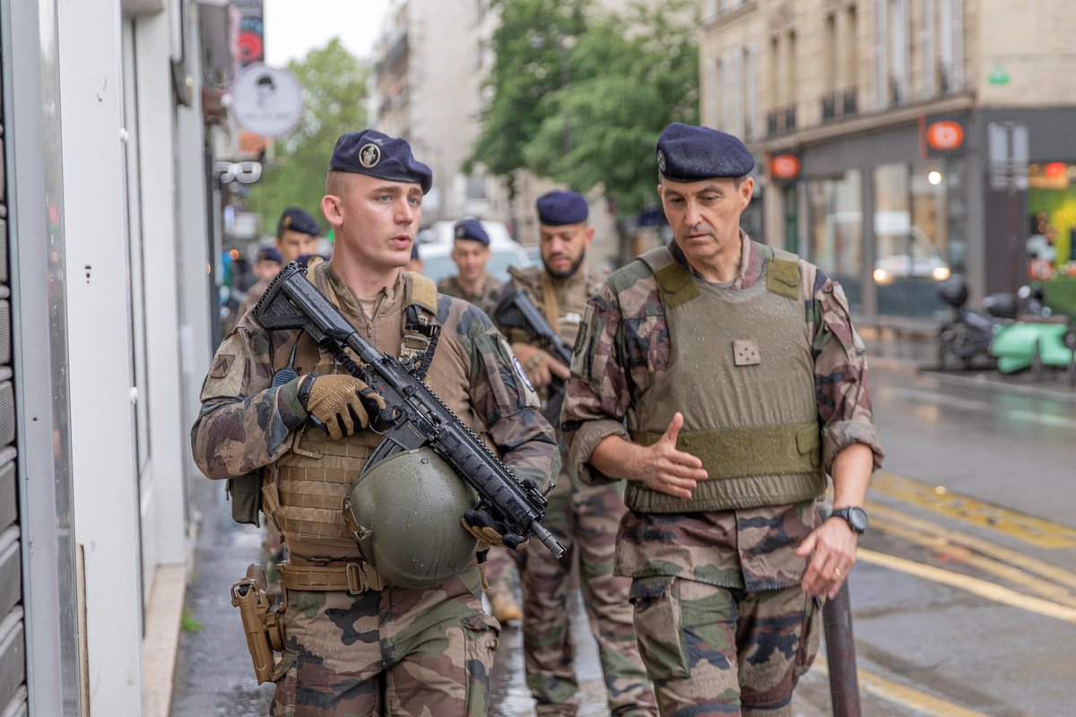 Patrouille dans la zone Nord de @Paris avec les soldats de l’opération #SENTINELLE déployés en Île-de-France.   Une présence dissuasive mais surtout rassurante pour contribuer à la protection des Franciliens et des nombreux touristes à l’approche des JOP 2024.