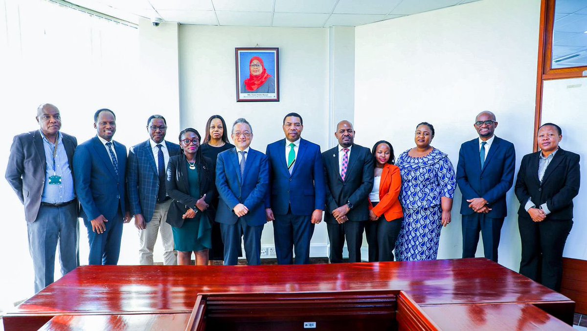 🤝 @undptz ResRep @komatsubarasan1 and Tanzanian Finance Minister @mwigulunchemba1 had a fruitful meeting discussing our strong partnership & ongoing support through #UNSDCF. Committed to promoting good governance & investing in 🇹🇿's path to middle-income status. #Development