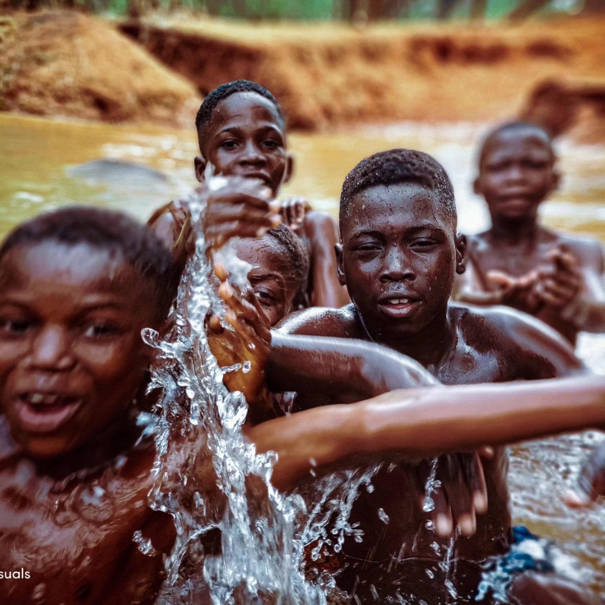 My iconic moments was with these kids at ekosodin river in Benin. These kids made me remember childhood memories which is  just to eat, play and sleep. But now it's quite different because now I'm older.
#shotonredminote
#EveryShotIconic @XiaomiNigeria

#EveryShotIconic