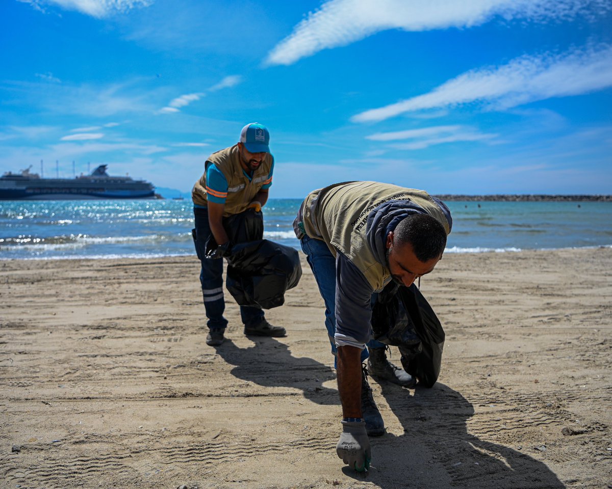 Biz hazırız, sezon başlasın! 🏖️☀️🌊 Her yaz sezonu öncesi olduğu gibi 2024 sezonunda da hemşehrilerimizi ve misafirlerimizi pırıl pırıl plajlarımızda ağırlayacağız. 😊 Ekiplerimiz, Kuşadası’ndaki plajlarımızın temizlik ve bakım çalışmalarını gerçekleştiriyor.