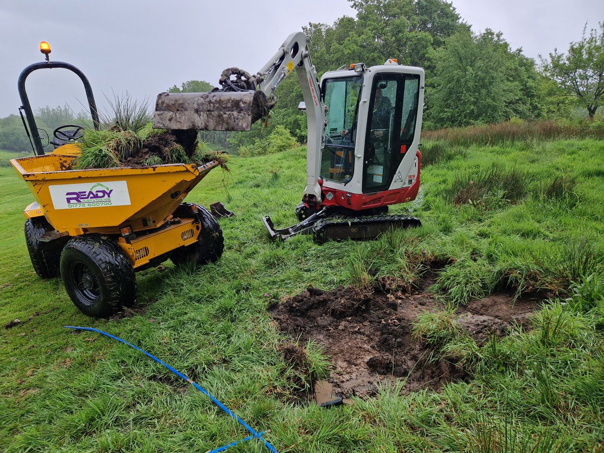 ChorleyGolfClub's tweet image. 14/5
@DiggerduncTPL  on the front 9 whilst they were closed to be verti-drained.
Sorted a drain left of 4th fairway.
Leveled the section where the 5th fairway meets the track so trolleys and buggies can safely use
Level spoil from 5th to back of 7th tee
Clean 1st ditch on right