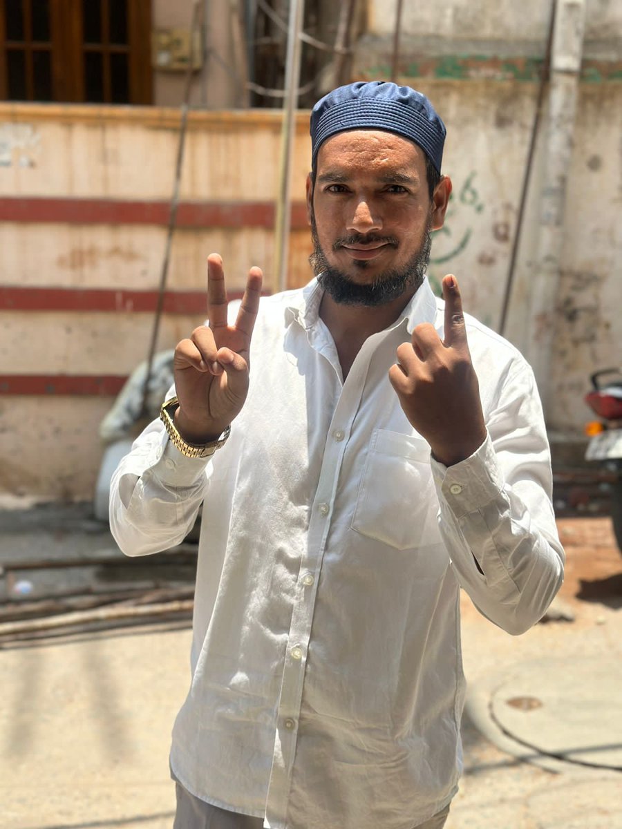 Aimimpartyoffic's tweet photo. AIMIM Serilingapally Constituency President @ShaikMuneerHus2 casts his vote in chevla 

#AIMIM #shaikmuneerhussain #ElectionDay #LokSabhaElections2024    #Phase4 #Hyderabad #Telangana #India https://t.co/KSof7QD6RJ