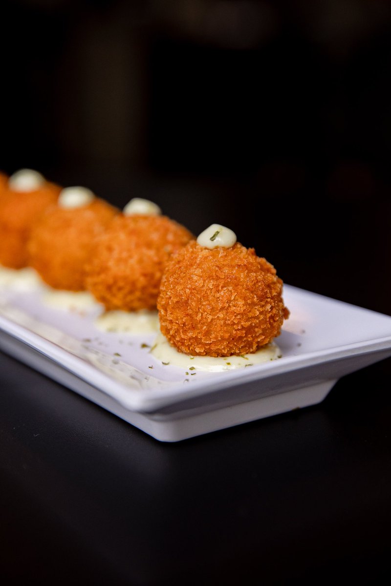 ¿Con que aperitivo te vas hoy, croquetas rellenas de prosciutto y manchego ó queso frito? 🫠
—
—
Abiertos lunes a viernes 11am - 4pm
Tenemos delivery 🏎💨
(787) 833-1125 ☎️