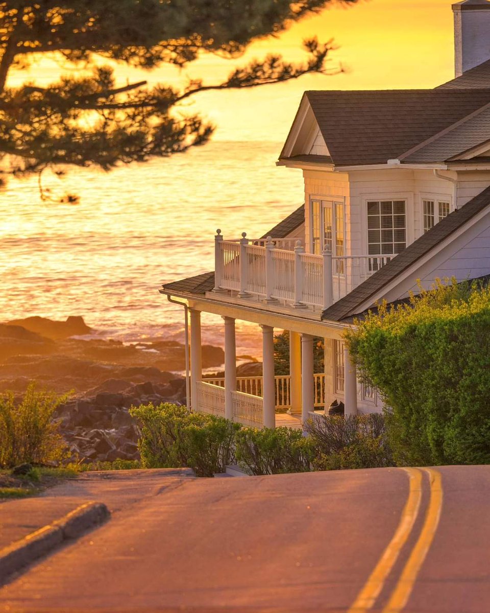 Ogunquit Maine
Golden Maine Mornings ✨️

📸 @marykgraves

#conexaoamerica 
#thewaylifeshouldbe #mynewengland #maine_igers #newengland_igers 
📌DM for credit request or removal 🎥 📷 (no copyright interference) 🔗All rights and credits reserved to respective owner(s)