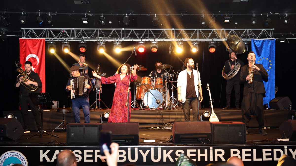 abbmkayseri's tweet photo. Avrupa Günü Kayseri'de muhteşem bir konserle kutlandı. AB Türkiye Delegasyonu desteğinde, Kayseri Ticaret Odası AB Bilgi Merkezinin düzenlediği "Haïdouti Orkestrası" konseri, yoğun katılıma sahne oldu.
@EUDelegationTur @ABBilgiMerkezi @KayseriBSB @Kayserito https://t.co/xutJcdgiuX