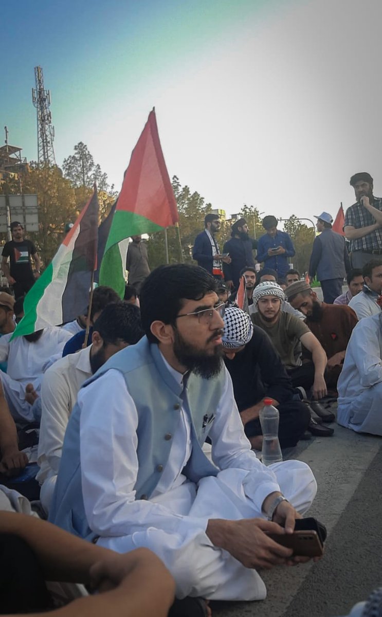 Media Influencer @ammarkhanyasir at #Dharna4Rafah organized by #SaveGazaCampaign in front of D Chowk. 

The Sit-In Protest will continue Day & Night 24/7 till @GovtofPakistan takes practical steps to stop #Genocide_in_Gaza. 

@FocusMediaPk 

#Islamabad #StudentsProtest