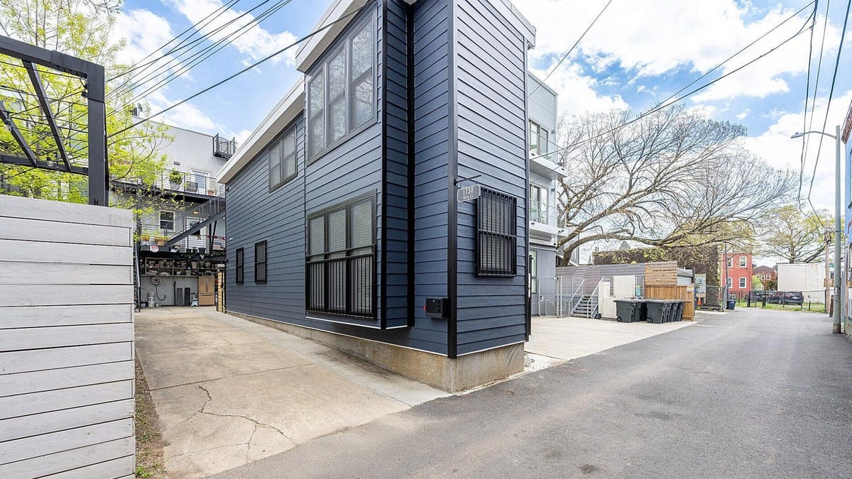 This 6-Foot-Wide Home Used To Be A Driveway jalopnik.com/this-6-foot-wi… #urbanplanning #tinyhousemovement