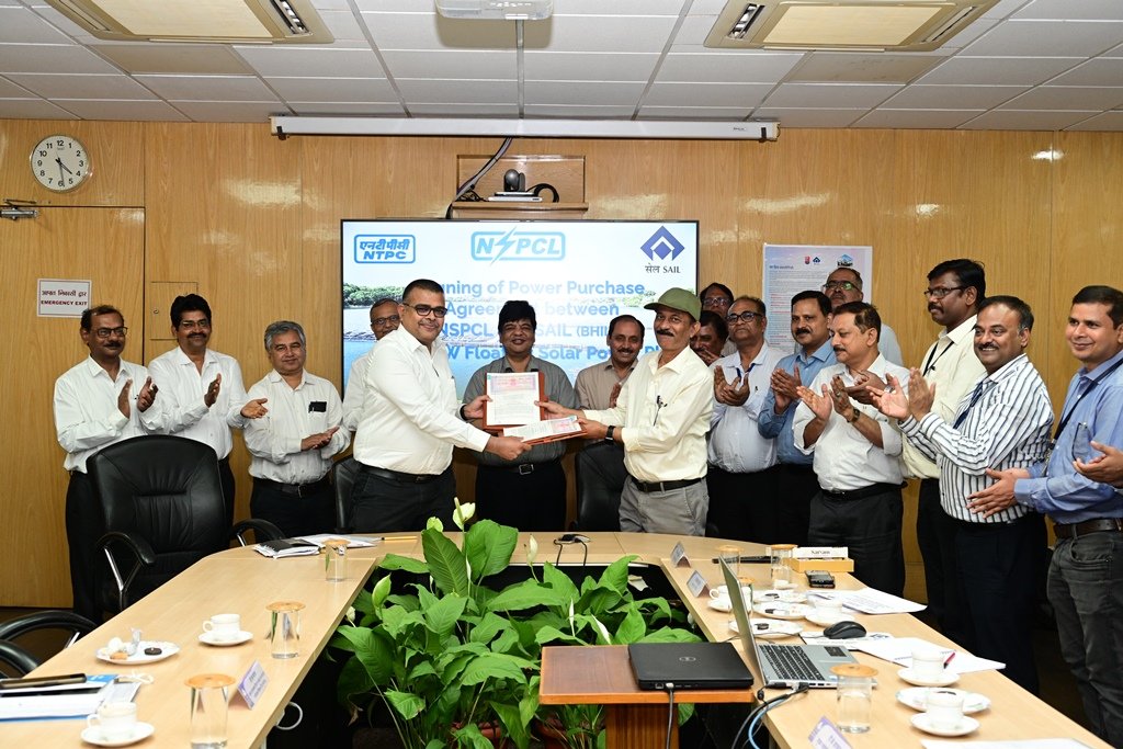 SAILBSP1's tweet photo. MAKING GREEN STEEL - A 15 MW capacity Floating Solar Plant will be installed in BSP's Maroda-1 reservoir for which Power Purchase Agreement was signed with NTPC-SAIL JV, NSPCL on 9 May. Green power generation estimated from this plant will be about 34.26 Million Units 
@SAILsteel https://t.co/Tjb6U9A3hj