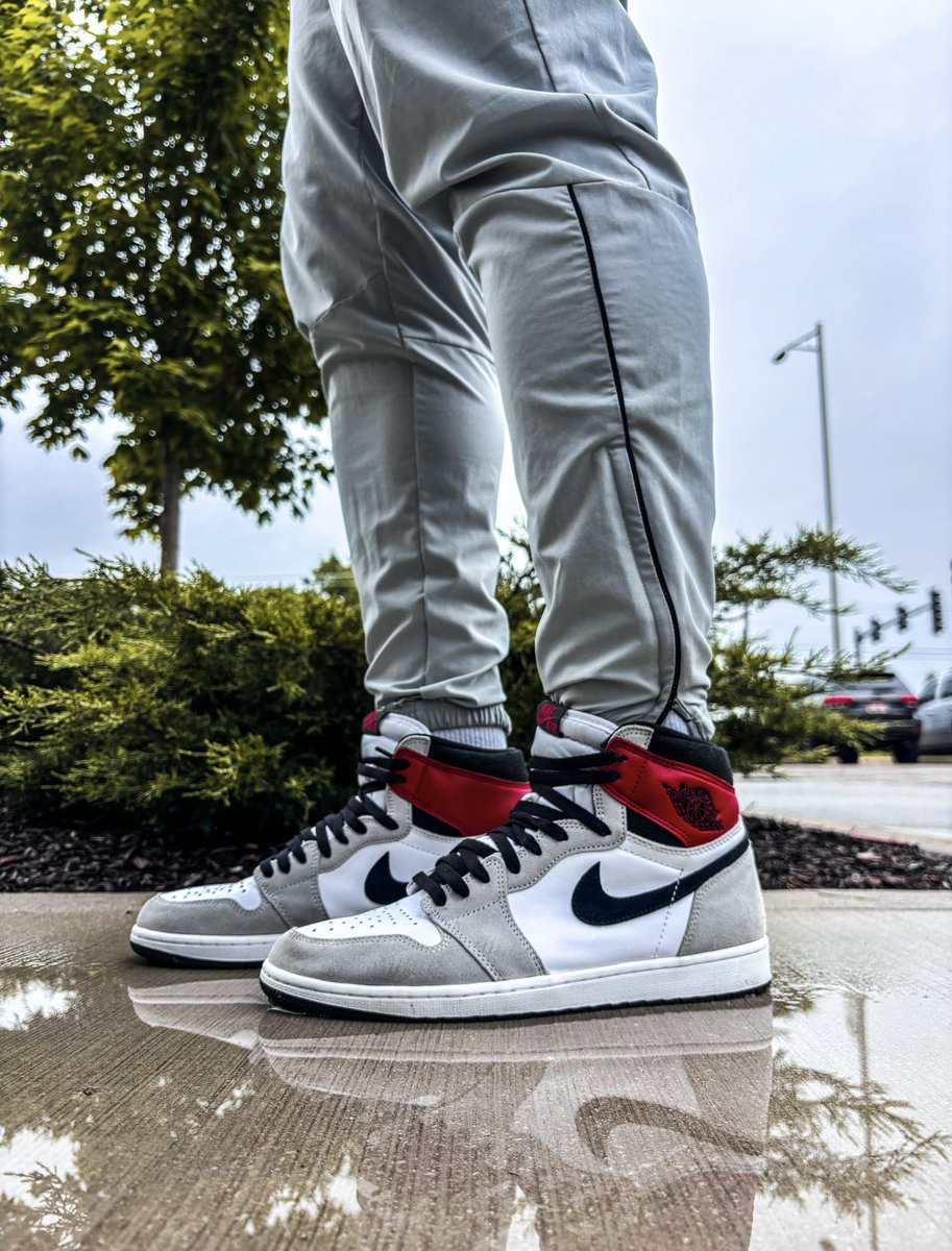 Happy Tuesday or if you’re me Monday #2. Still waiting on that Spring weather to touch down here in Chicago….on feet Jordan 1 Smoke Grey #kotd #snkrs #snkrsliveheatingup #snkrskickcheck #sneakers #sneakerhead #sneakeradmirals #sneakeraddict #yourshoesaredope