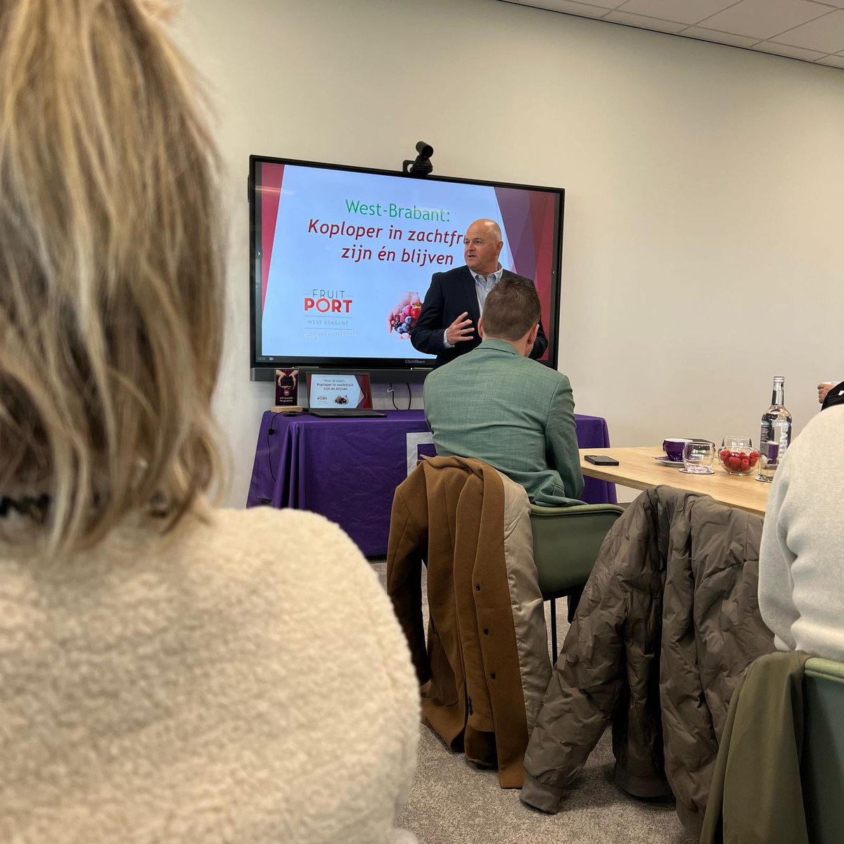 Vanuit <a href="/HelloBerryWorld/">BerryWorld</a> naar fruitteler <a href="/MarkvanAert/">Mark van Aert</a> met Wethouder Ellie Kools. ZundertFloreert in optima forma.
#zundert