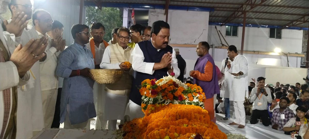 PkSinghMP's tweet photo. बिहार भाजपा के लिए सदैव समर्पित रहने वाले, ओजस्वी नेता, सरल व मृदुल स्वभाव के धनी पूर्व उपमुख्यमंत्री श्री सुशील कुमार मोदी जी के पार्थिव शरीर पर पुष्पांजलि अर्पित कर उन्हें अंतिम प्रणाम किया। ईश्वर  उनकी आत्मा को शांति प्रदान करे।
#SushilKumarModi 
#SushilModiDeath https://t.co/7ye9zFXe8b