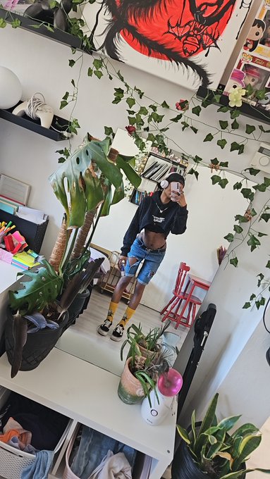 But do yall fuck with the fit?  Zie je die vieze zwarte strepen op mijn mooie witte vans, ja dat kan