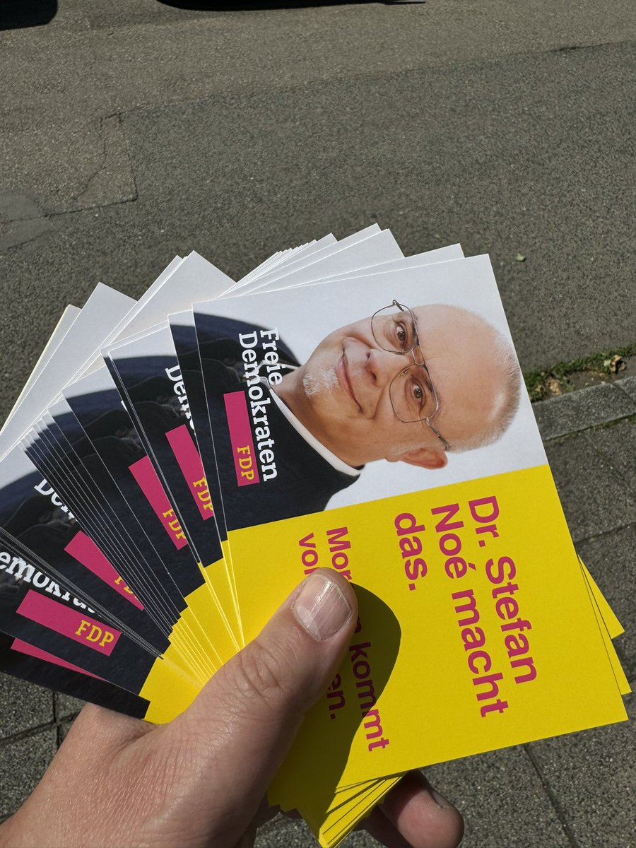 Heute Vor-Ort-Termin und Bürgergespräche in der #BaslerTorStr zur geplanten #Fahrradstraße. 
Schon am frühen Nachmittag dort nahezu alle Parkplätze in der wichtigen #Durlach|er Nord-Süd-Achse sowie den Seitenstraßen von Anwohnern belegt. Die Anwohner sind irritiert über die