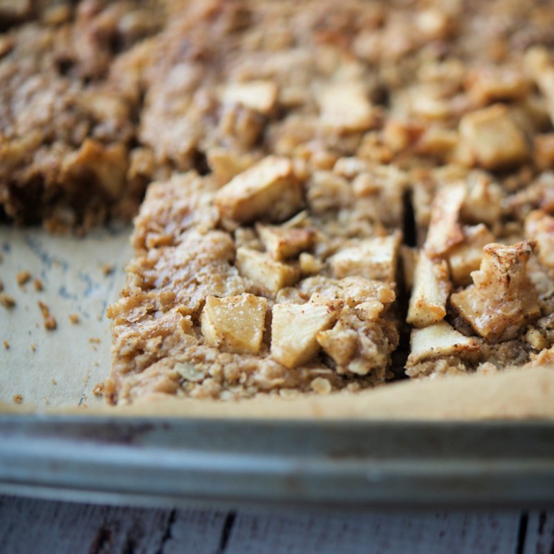 Caramel Apple Nut Bars with a brown sugar oat crust, fresh apples and walnuts. 🍎RECIPE--> carriesexperimentalkitchen.com/caramel-apple-…