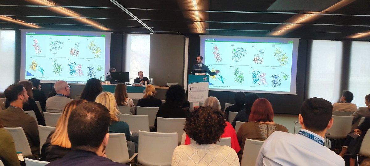 Outstanding presentation by <a href="/UmbertoMalapel1/">Umberto Malapelle</a> on #molecular #biomarkers in advanced #Cancer and how to test them. You always teach us how the point of view of doctors and biotechnologists in #pathology MUST be unambiguous for the love of our #patient!   #NGS
#PMMP <a href="/siapec/">SIAPEC</a>