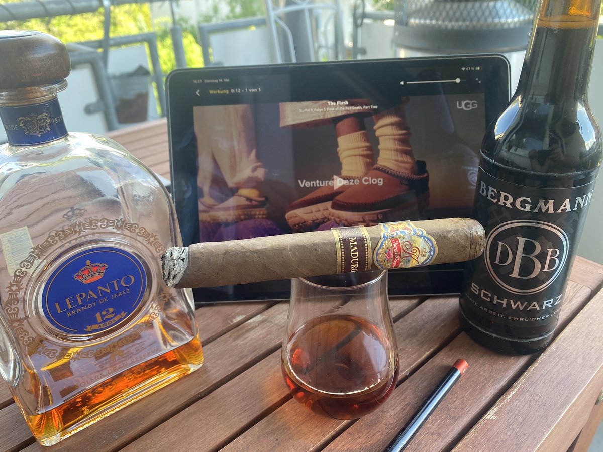 Eine Puro brennt. Die Karen Berger ist es, sogar einen Puro Maduro und zwar aus Nicaragua. Ein schöner Genuss. Als Brandy den Lepanto, morgen um diese Zeit bin ich dort wo er herkommt 😎. Das schwarze Bergmann ist der Durstlöscher und es läuft Flash. #OliAfDZig