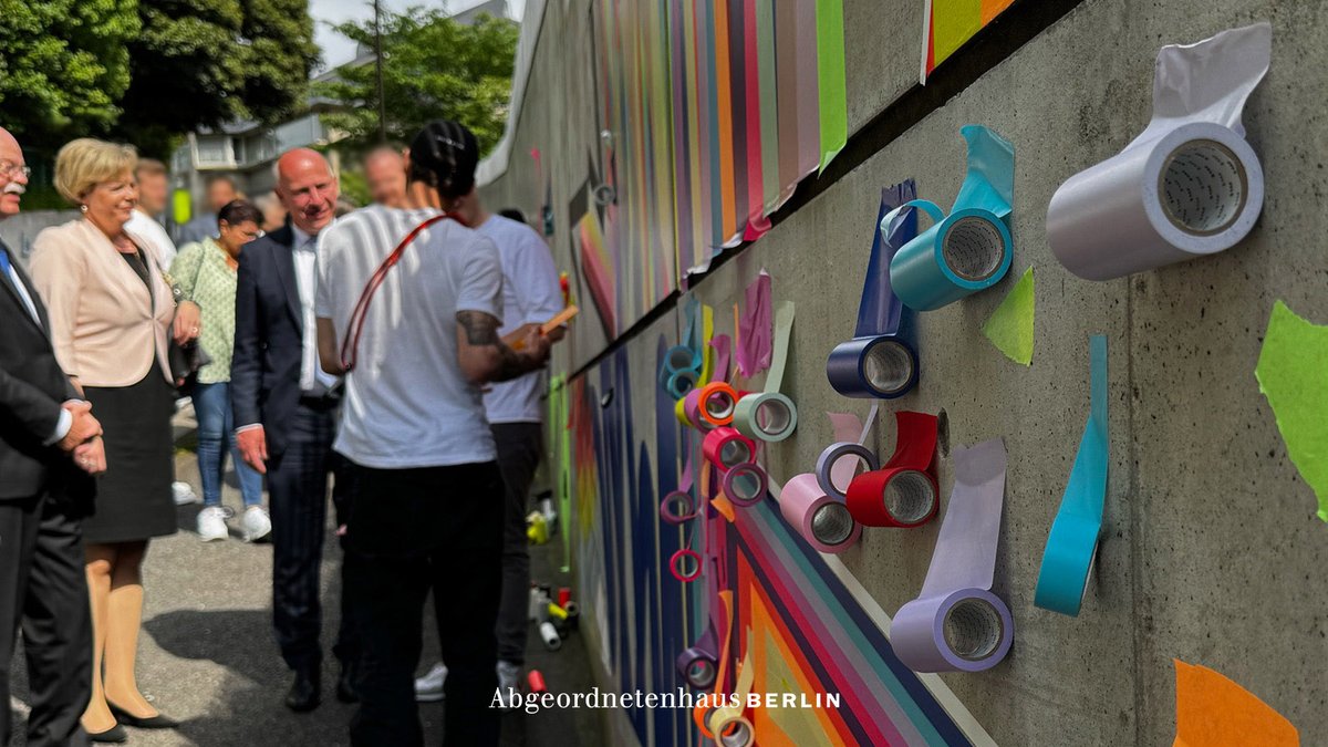 Am ersten Tag besichtigte #AGH-Präsidentin @CorneliaSeibeld gemeinsam mit dem Regierenden Bürgermeister @kaiwegner, dem Deutschen Botschafter Dr. Clemens von Goetze und dem Berliner Künstler „Tape That“ dessen Kunstwerk an der Außenmauer des japanischen Gartens.