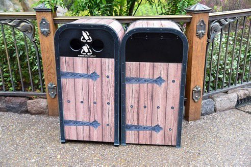 ถังขยะที่ Fantasy Springs พอเดากันออกมั้ยว่าลายไหนของเรื่องอะไร