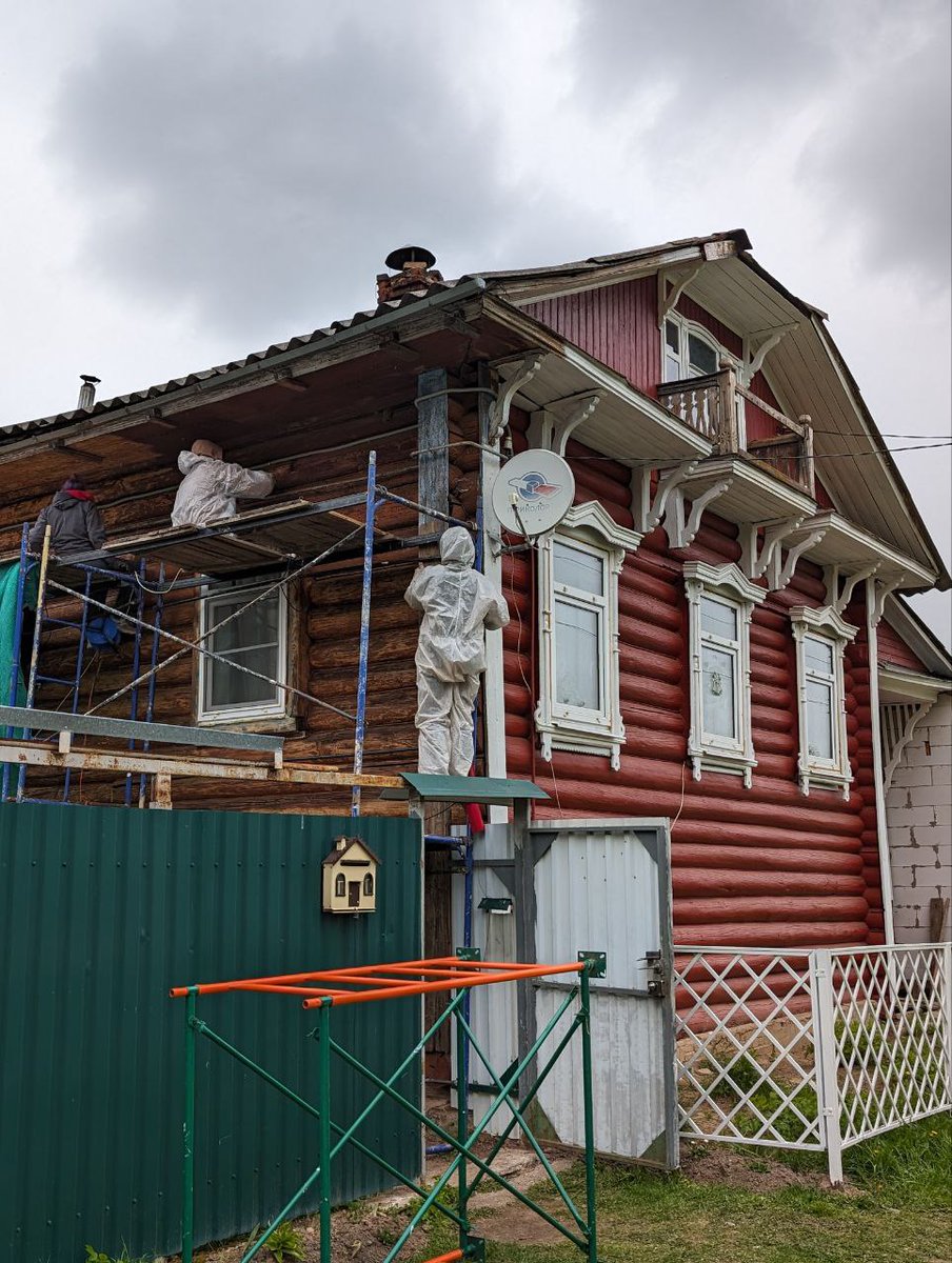 На долгих выходных волонтёры не сидели сложа руки! 10 мая группа наших волонтёров из Москвы поехала в Кимры на помощь «Том Сойер Фесту». В этом году команда продолжает работать с домом на Московской, 19; осталось почистить и покрасить боковой южный фасад… t2p.pw/8tNxkqQJ8H