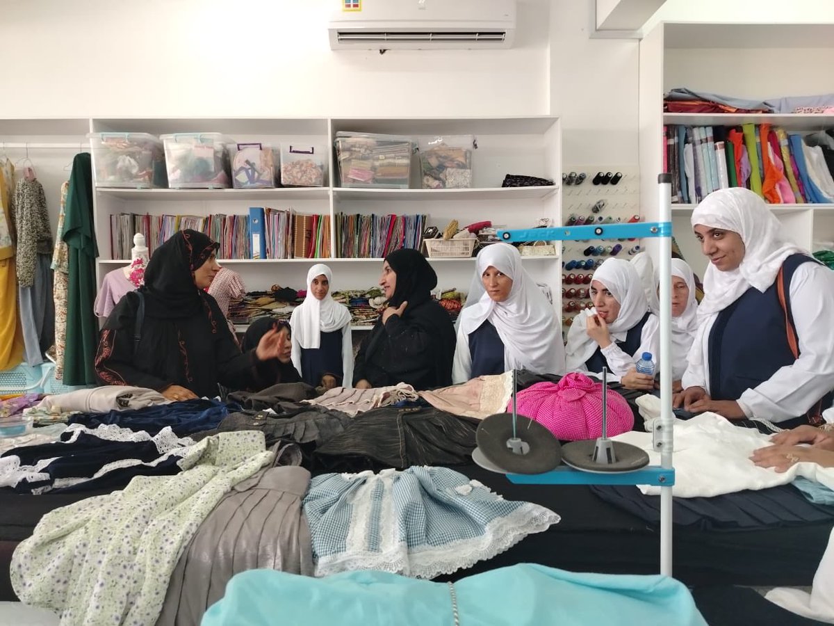 قام اليوم فريق من مركز الوفاء لتأهيل الأشخاص ذوي الإعاقة بالمضيبي قسم التاهيل للمركز : إنطلاقه للخياطه التابع لفريق سمد الخيري بهدف تعريف حالات قسم التاهيل بالخياطه والتفصيل وكيفيه استخدام مكاين الخياطه.