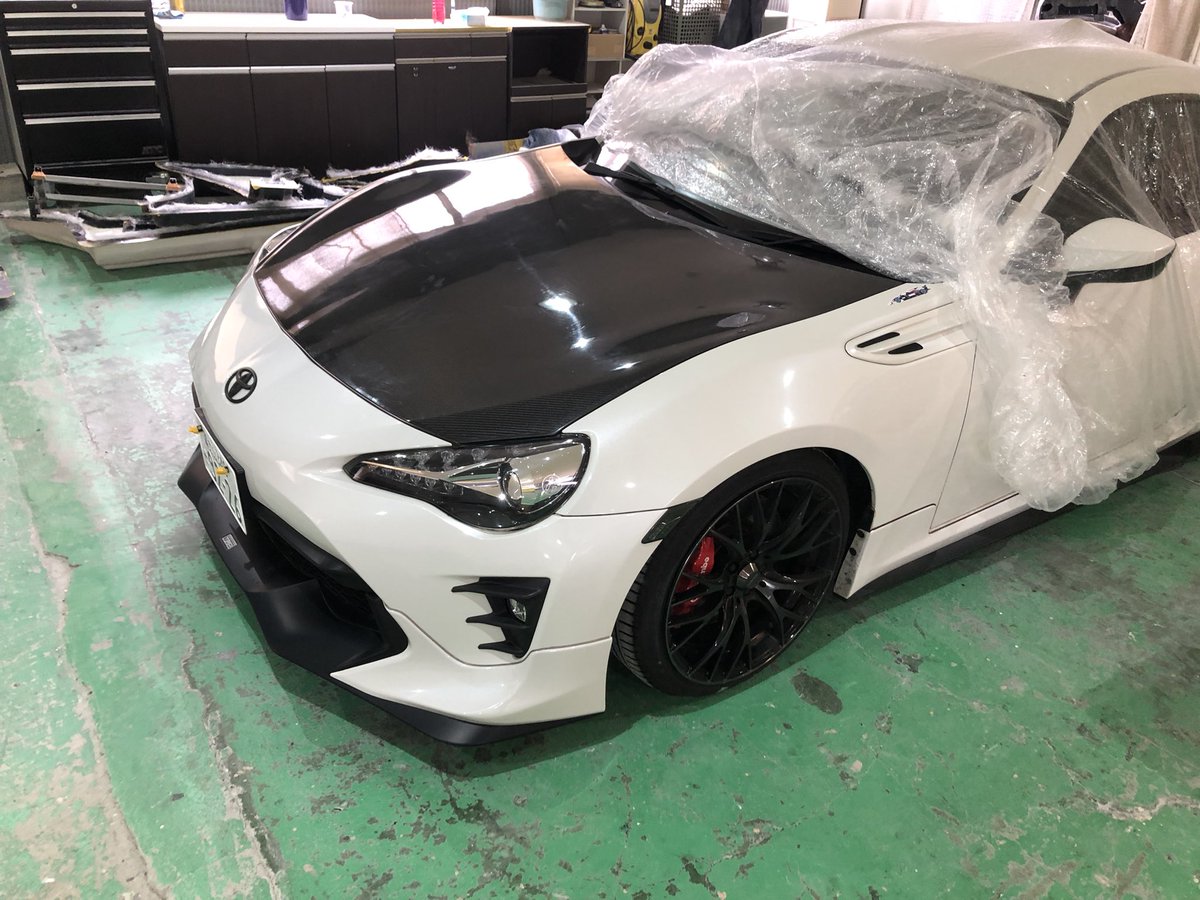 RMCustom1223's tweet photo. 86 後期
・ボンネットカーボン化、造形(ダクト有)
・ダックテール造形
で入庫しました。

ボンネットカーボン化は出来上がりました。
ゲルコート仕上げなので、これからクリア塗装を施します！
ダクト有りのボンネットとダックテールは造形中です🔥

#造形　#カーボン　#zn6 https://t.co/dbVPyjTuYw