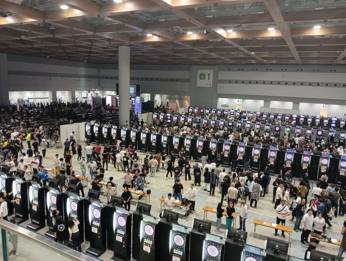 RYU94Darts's tweet photo. この間初のDLO参戦
結果は2勝2負でロビン落ち
やっぱり負けるのは悔しい
もっと練習せねば

相方が神様と写真を撮れるセットを買ってて神様と写真を撮りました
最高に興奮した😁

俺顔デカすぎ笑

#ダーツ
#ダーツライブ
#ダーツライブオープン
#DLOTOKYO
#ダーツの神様
#帝王襲来
#フィルテイラー https://t.co/FQ0V0zTIAk