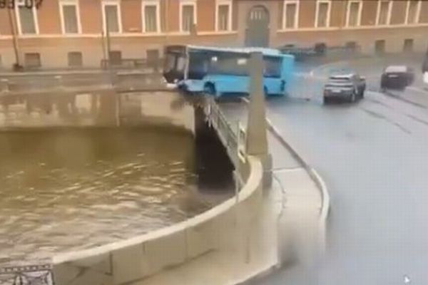 ロシアでバスが川へ転落、制御を失った走行が異常すぎる【動画】 switch-news.com/whole/post-106… ロシアで、多くの乗客を乗せたバスが橋から川へ転落し、数人が亡くなりました。