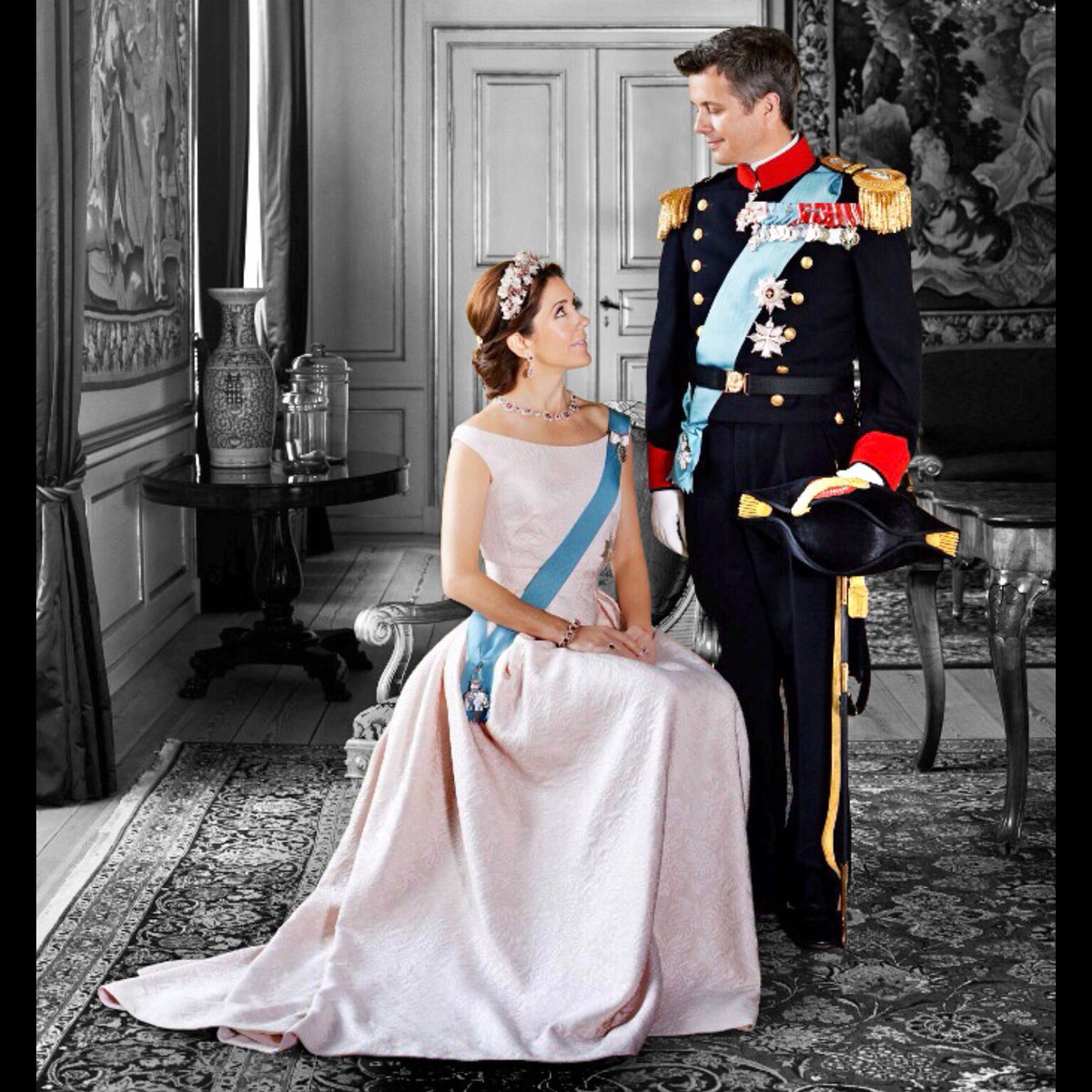 **Happy 20th Anniversary TM Mary, Queen of Denmark and Frederik, King of Denmark** (Det danske kongehus)
[wearing a Carla Zampatti gown by Franne Voigt at Amalienborg in Copenhagen, Denmark (2015)]