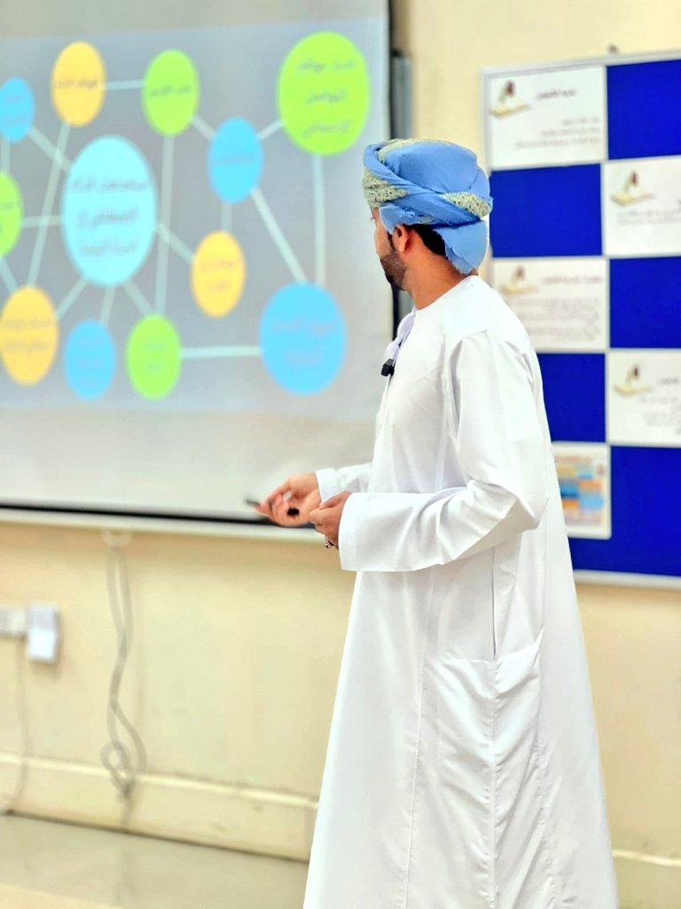 #فعاليات_تعليمية_شمال_الباطنة
#تعلم_مستدام
قدم نبهان بن سيف الخايفي رئيس قسم تقنية المعلومات بالإدارة محاضرة تعريفية بالذكاء الاصطناعي لطلبة مدرسة الأحنف بن قيس للتعليم الأساسي، وتأتي استكمالا لخطة القسم في التوعية بتقنيات الثورة الصناعية الرابعة