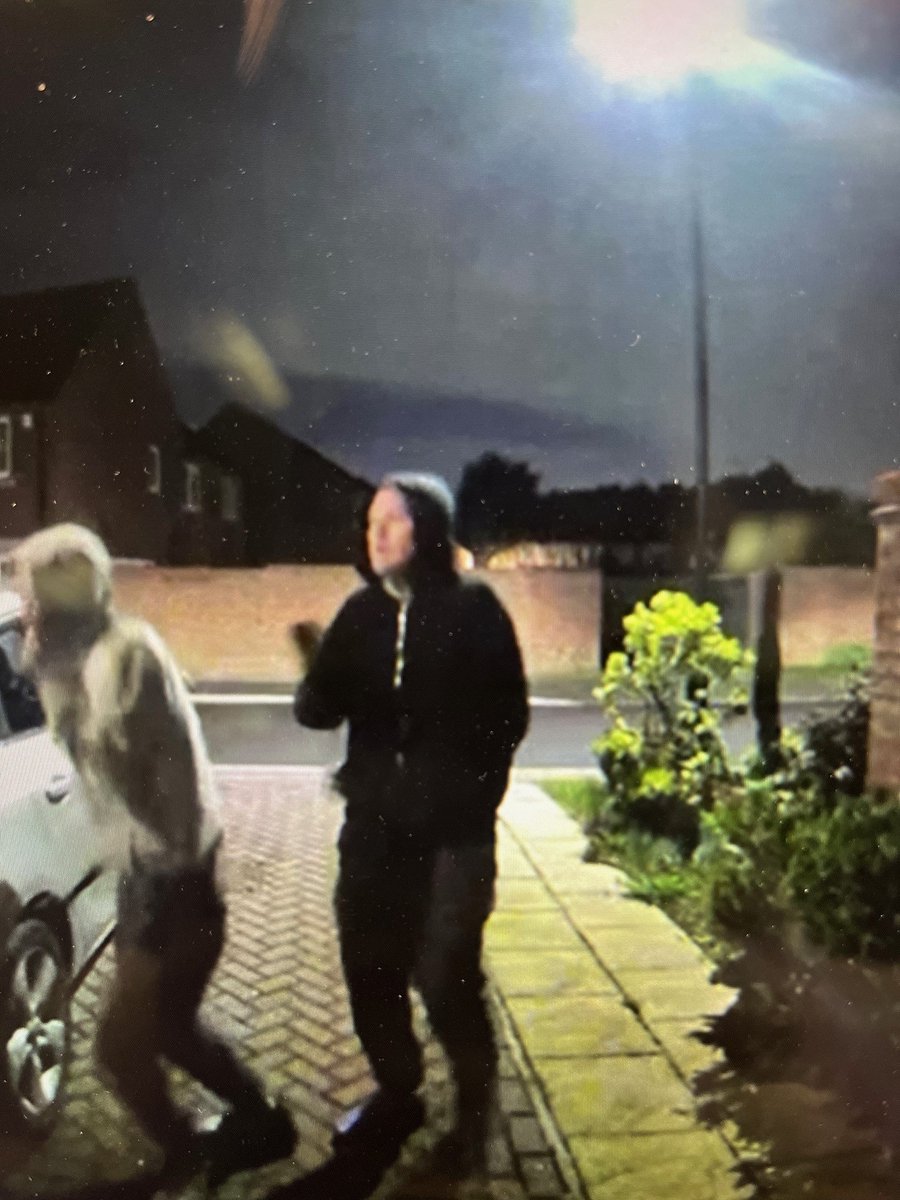 Officers in #Doncaster have released a CCTV image of two men they would like to speak to in connection with a report of criminal damage to a house and car in the Finningley area. 🕓 10pm 📆 15 April 📍 Friar Close Do you recognise either of the men? ➡️ orlo.uk/dULmh