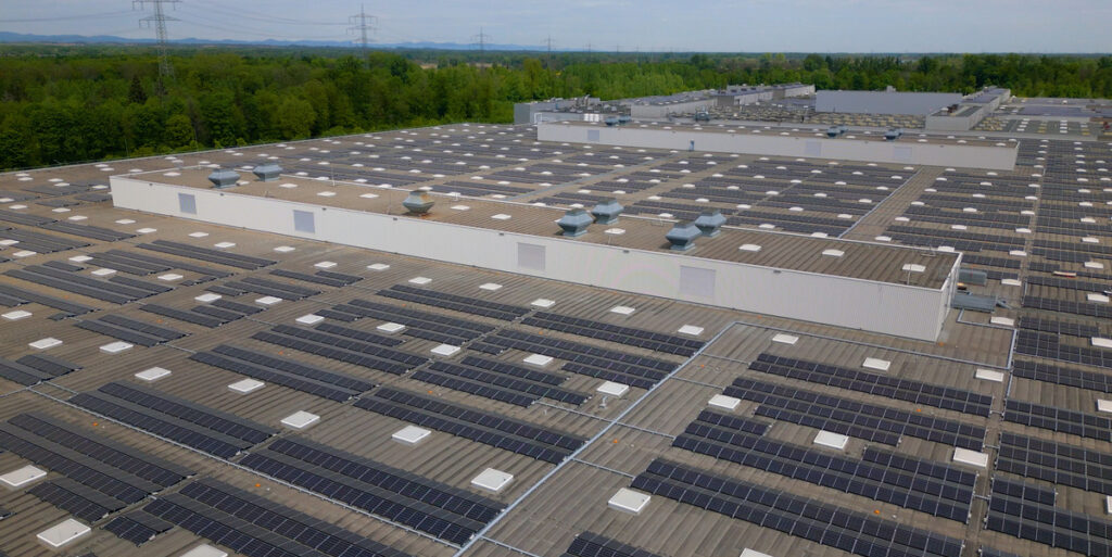 Sunrock installiert auf Dächern von Mercedes-Werken im Rahmen eines PPA sieben Photovoltaik-Anlagen: An deutschen Mercedes-Standorten sollen Anlagen mit einer Leistung von insgesamt 23 Megawatt entstehen. Der… dlvr.it/T6s1dL #photovoltaik #solarenergy #renewableenergy
