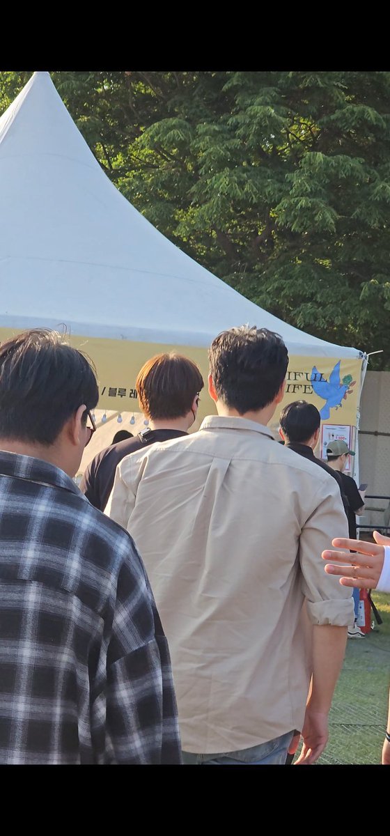 mrsjungchanwoo's tweet photo. youngk mode blukutuk.

lebih gede badan artisnya dibanding bodyguard🙏🏼 https://t.co/0XbDHiLLTG