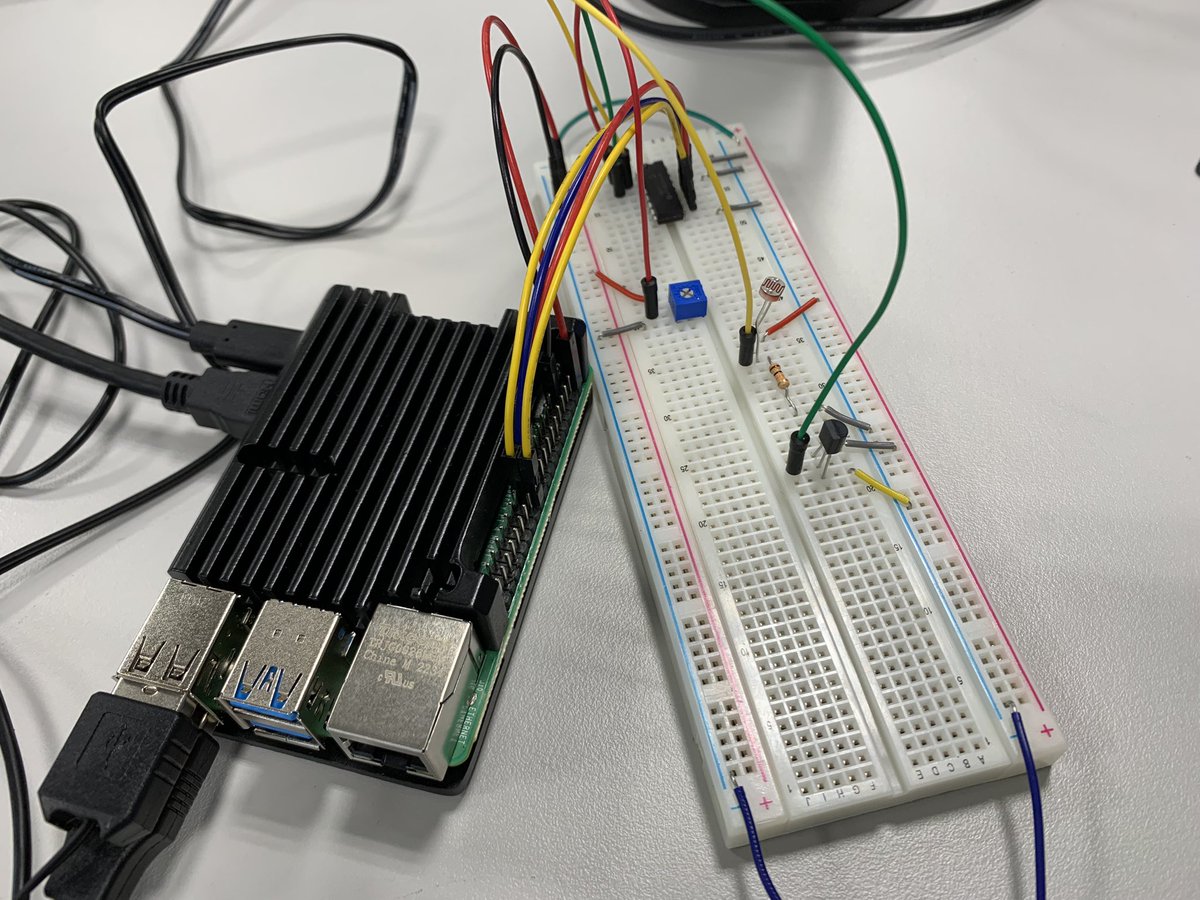 今日の三年生ゼミでは、Raspberry Pi演習の「アナログ入力編」と題して、A/Dコンバータを使ったアナログセンサーの読み取り方について勉強しました。

CdSセル（光センサー）や温度センサーICなどのアナログセンサーが自由に使えるようになりました。
#tsujilab #johodai