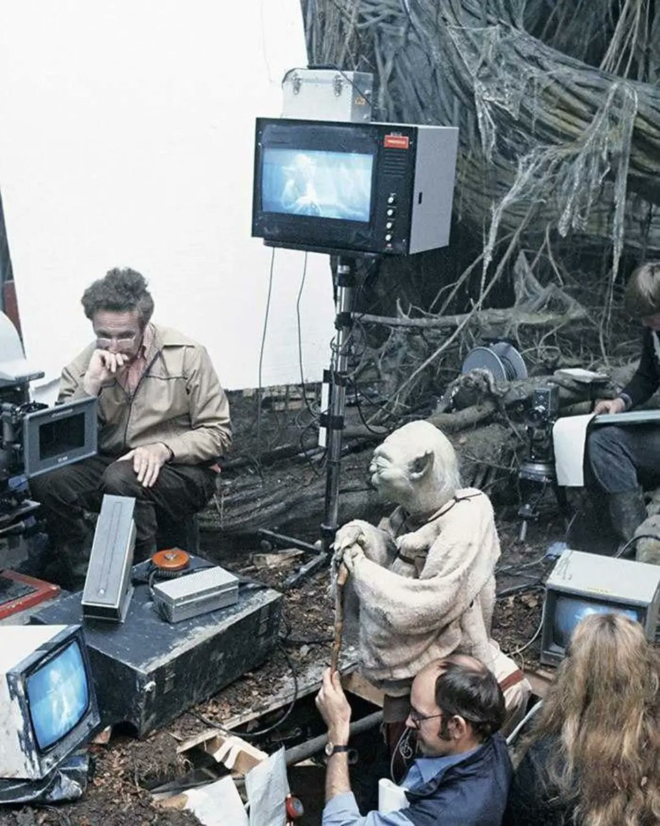 Frank Oz, voz y movimientos de Yoda, (junto a la marioneta) lo controla a través de los monitores en el rodaje de 'El Imperio Contraataca' (1980).