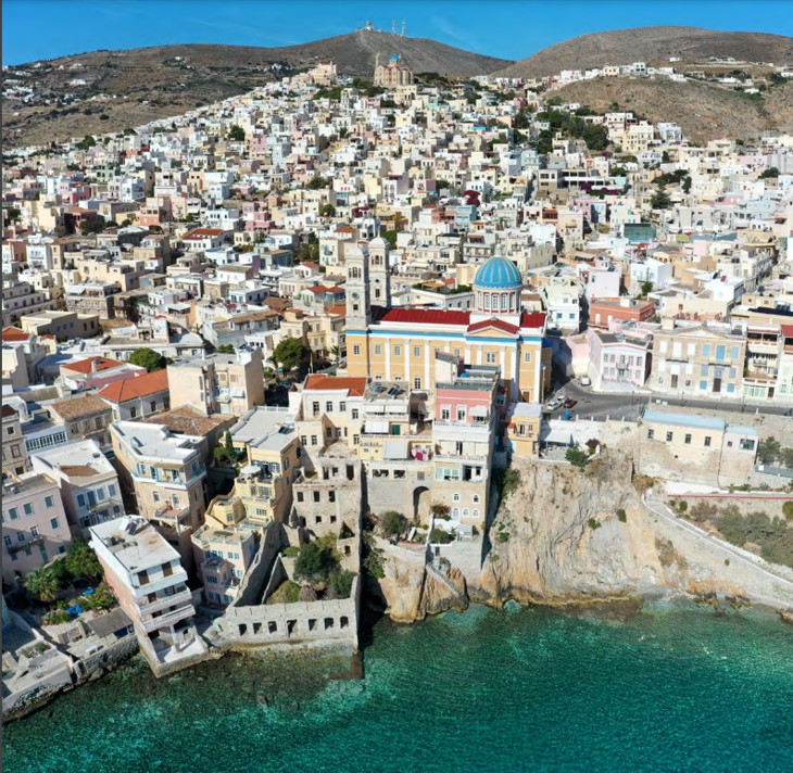 „Hermoupolis Heritage“ ist eine gemeinnützige Organisation mit Sitz in Syros, deren Ziel es ist, das materielle und immaterielle kulturelle Erbe dieser Kykladeninsel zu bewahren, zu schützen und zu verbreiten. Mehr: graktuell.gr
