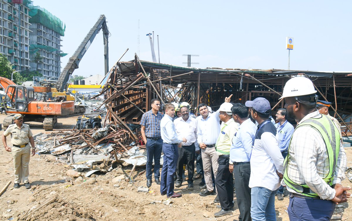 Municipal Commissioner & Administrator Shri. Bhushan Gagrani visited the incident site where a hoarding collapsed in Chheda Nagar area of Ghatkopar. He inspected the rescue operations and took stock of the situation. Joint Municipal Commissioner (Municipal Commissioner's Office)